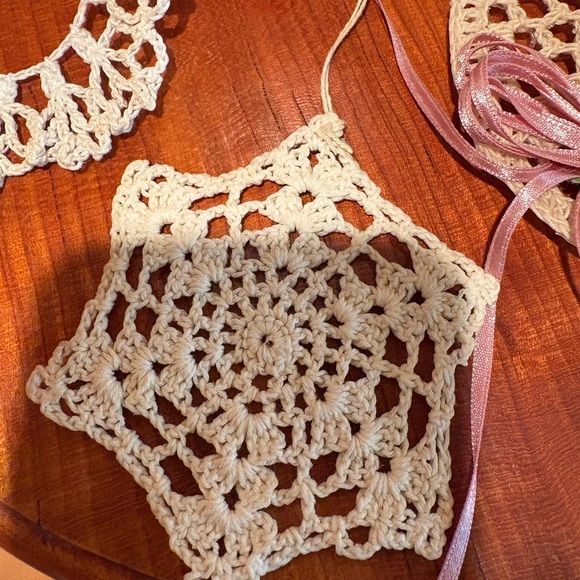 Handcrafted Crochet Ornament Set of 5 vintage handmade - Picture 3 of 6